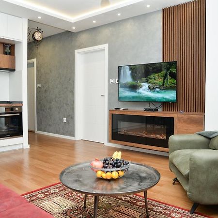 Mirror Apartment With Private Parking 노비사드 외부 사진